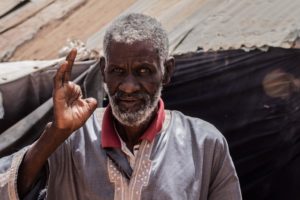 Djibril Ould Mahmoud, amputé des doigts de la main et sans aides. Crédit photo: Lamine Suc